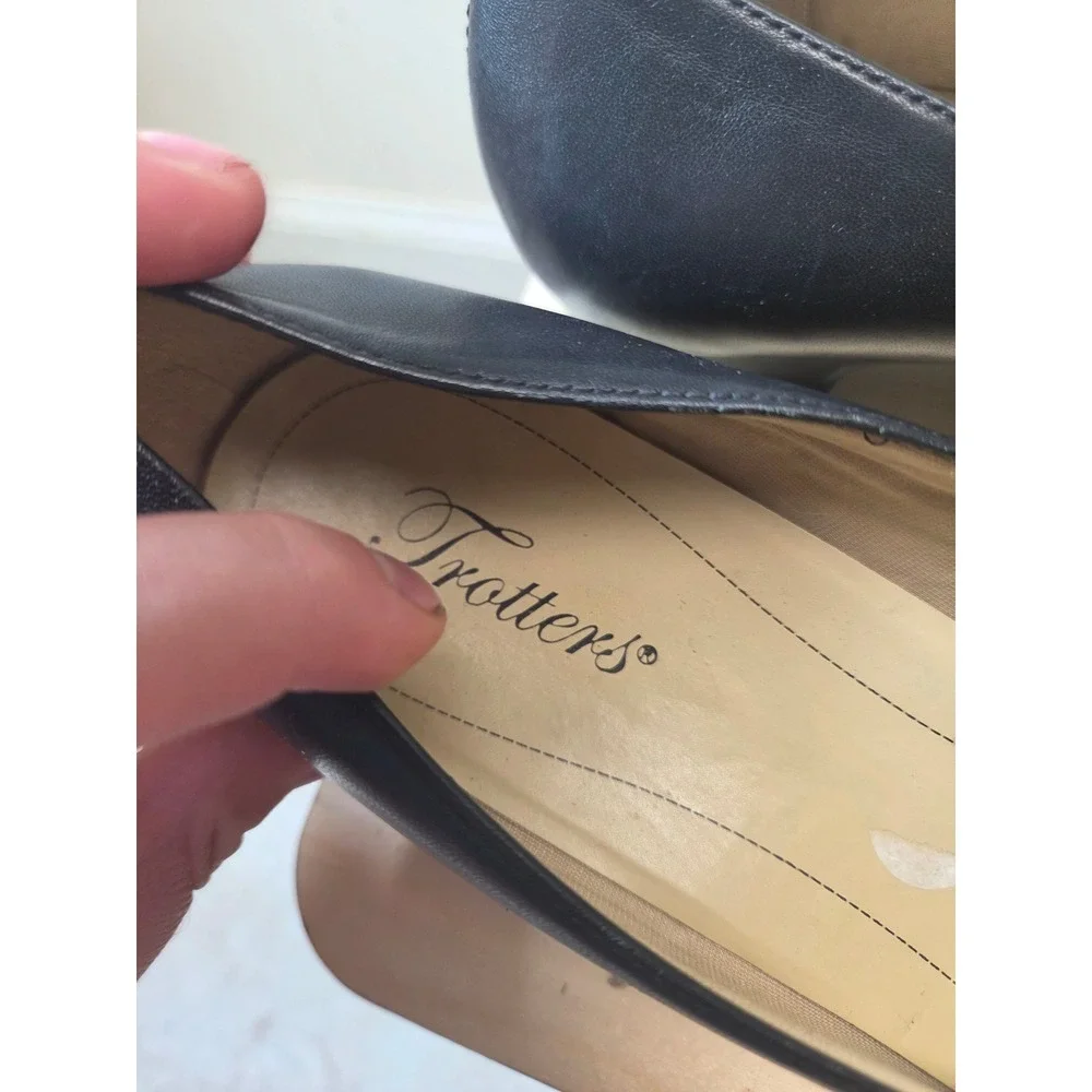 Trotters‎  Black Leather Low Wedge Heel Pumps Almond Toe Size 10 N